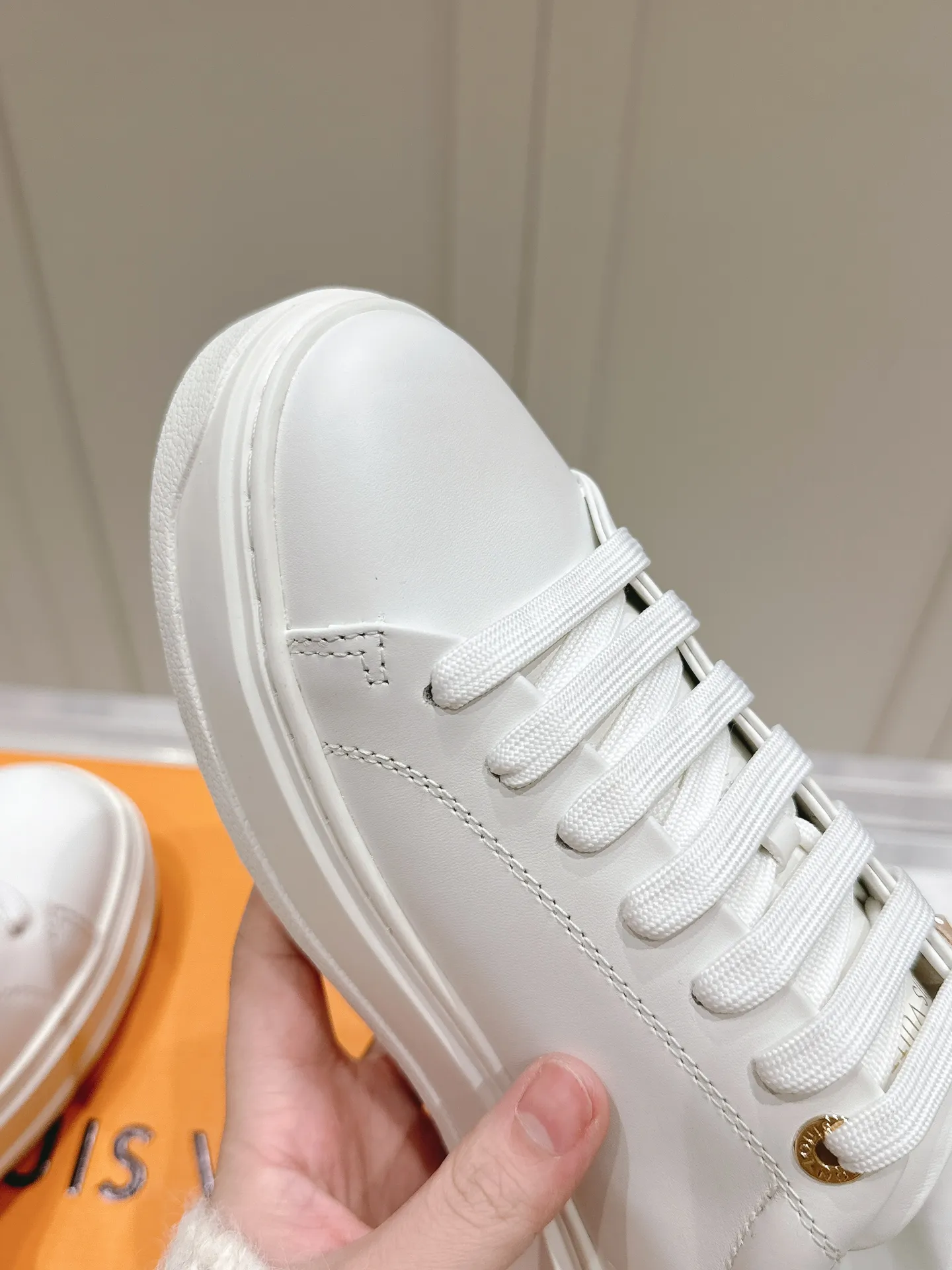 👟👟Ex-factory price 560👟👟 LV new white shoes, four-leaf clover🍀sunflower🌞 charm, add naughty and lively color to simple white shoes, easy to wear and durable, code number: 35+40 (41 customized)